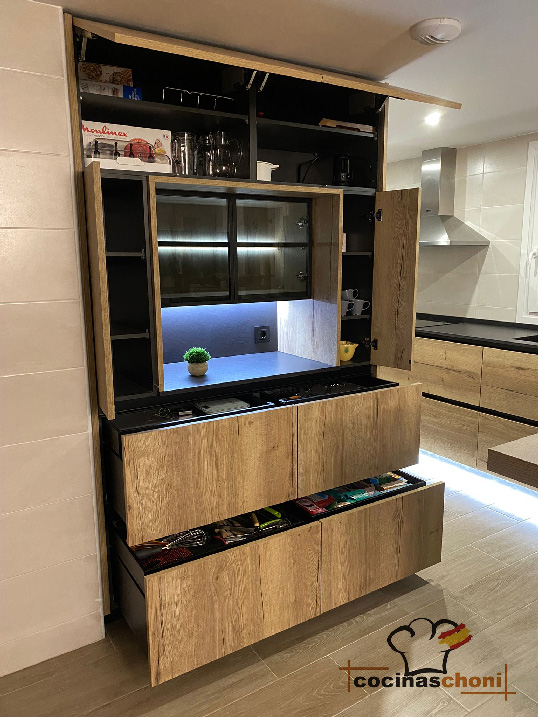 Nuestro equipo de asesores acompaña a cada cliente en todas las etapas del diseño y fabricación de su cocina