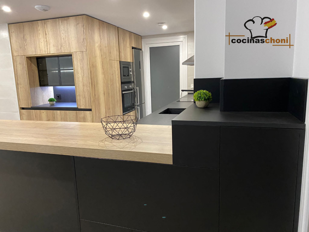 Uno de nuestros proyectos más destacados fue la transformación de una pequeña cocina en el centro de Madrid en un espacio moderno y funcional